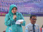ketua-tp-pkk-banjar-hj-raudathul-wardiyah-menyampaikan-wejangan-pada-peserta-penyuluhan.jpg