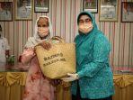 ketua-tp-pkk-banjar-hj-raudathul-wardiyah-menyerahkan-bantuan-paket-s.jpg