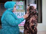 ketua-tp-pkk-banjar-hj-raudhatul-wardiyah-mengenakan-masker-kepada.jpg