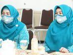 ketua-tp-pkk-hss-hj-isnaniah-achmad-fikry-kiri-hadir-pada-saat-penilaian-lomba.jpg