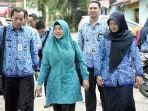 ketua-tp-pkk-hss-hj-isnaniah-tengah-saat-menerima-tim-verifikasi-lomba-asman.jpg