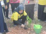 ketua-tp-pkk-hsu-hj-anisah-rasyidah-wahid-saat-menanam-pohon.jpg