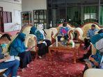ketua-tp-pkk-kabupaten-balangan-sri-huryati-hadi-memimpin-rapat.jpg