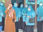 ketua-tp-pkk-kabupaten-hss-hj-isnaniah-kedua-dari-kanan-di-depan-selasa-62020.jpg