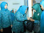 ketua-tp-pkk-kota-banjarbaru-hj-ririen-nadjmi-adhani-menyerahkan-bingkisan-kepada-kaum-duafa.jpg