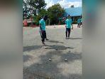 ketua-umum-fopi-kabupaten-hst-alamsyah-mappaompo-atlet-di-lapangan-petanque-smpn-22-hst.jpg