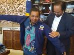 ketua-umum-partai-nasdem-surya-paloh-memasang-jaket-partai-ke-habib-h-said-ismail_20161108_235504.jpg