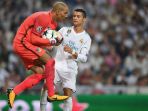 kiper-apoel-boy-waterman-dengan-sigap-menangkap-bola-yang-coba-dikejar-penyerang-real-madrid_20170914_061456.jpg