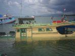 kmn-walet-03-kapal-yang-memuat-ikan-ini-karam-akibat-terkena-bangkai-tongkang.jpg