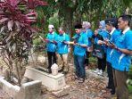 knpi-tapin-berdoa-bersama-saat-ziarahi-makam-tokoh-knpi-tapin.jpg