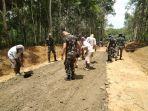 kodim-1008tanjung-bersama-warga-perbaiki-jalan-desa-hayup-dan-kampung-ribang.jpg