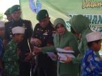 komandan-korem-102panjupanjung-kolonel-m-naudi-nurdika-membagikan-uang-kepada-anak-panti_20161215_144659.jpg