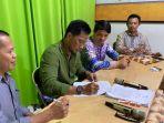 komisioner-kpu-tapin-saat-melakukan-pemeriksaan-dokumen-perbaikan-wffsd.jpg