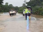 kondisi-banjir-di-jalan-nasional-sekapuk-satui-pagi-ini.jpg