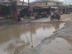 kondisi-jalan-akses-masuk-ke-pasar-ikan-rusak-parah.jpg