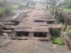 kondisi-jembatan-desa-tamban-lupak-berlubang-dan-lapuk_20170312_202653.jpg