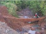 kondisi-jembatan-terputus-di-jalan-kodeco_20180224_101504.jpg