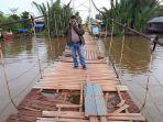 kondisi-lantai-jembatan-gantung-di-desa-pemurus-kecamatan-aluh-aluh-rusak-parah.jpg