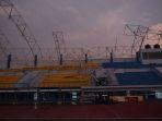 kondisi-tribun-yang-tertimpa-atap-stadion-sepakbola-sor-arcamanik.jpg