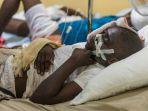 korban-gempa-haiti-ditawat-di-rumah-sakit.jpg