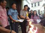kpu-kota-banjarmasin-memusnahkan-355-lembar-surat-suara_20151208_202851.jpg
