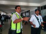 kru-pesawat-di-bandara-syamsudin-noor_20150714_205735.jpg