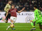 krzysztof-piatek-mencetak-gol-ac-milan-ke-gawang-spal-dalam-partai-coppa-italia.jpg