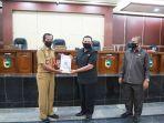 kua-bupati-tala-h-sukamta-menyerahkan-dokumen-kua-ppas-kepada-petinggi-dprd-tala-dua-hari-lalu.jpg
