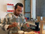 kuliner-banjarmasin-lani-tea-sommelier-rainless-house-tea-sedang-menyeduh-jenis-teh-artisan.jpg