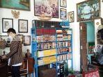 kuliner-kalsel-dinding-kafe-tempoe-doeloe-di-kota-rantau-banyak-buku-dan-barang-antik-18082021.jpg