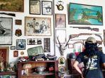 kuliner-kalsel-pengunjung-lihat-barang-antik-di-kafe-tempoe-doeloe-kota-rantau-rabu-18082021.jpg