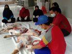 kurban-pengurus-ldii-tala-memotong-motong-daging-kurban-untuk.jpg
