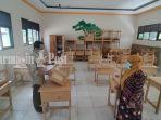 kursi-meja-di-tiap-kelas-di-smpn-15-banjarbaru-kalsel-diatur-berjarak-24062021.jpg