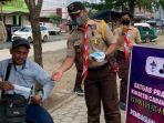kwarcab-pramuka-bagikan-masker-di-jalan-raya-batulicin-depan-taman-education-park-kabupaten-tanbu.jpg