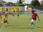 laga-barito-putera-versus-bali-united_20160717_163504.jpg