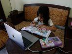 langit-senja-belajar-secara-daring-di-rumah-di-depok-kamis-462020.jpg