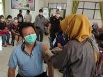 lansia-di-banjarmasin-sedang-menjalani-vaksinasi-covid-19.jpg