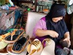 latifah-perempuan-yang-sehari-hari-menjahit-sepatu_20180222_170559.jpg