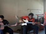 latihan-farid-surya-kiri-dkk-aktif-latihan-musikalisasi-puisi-agar.jpg