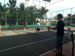 latihan-rutin-petenis-sentra-dan-pplp-kalsel-di-lapangan-mulawarman-banjarmasin_20180215_180057.jpg