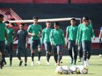 latihan-timnas-u-23-indonesia-di-stadion-kapten-i-wayan-dipta_20180726_070240.jpg