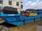 lct-kembang-ranisa-saat-proses-menyeberangkan-truk.jpg