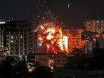 ledakan-terlihat-di-antara-bangunan-selama-serangan-udara-israel-di-kota-gaza-pada-sabtu-452019.jpg