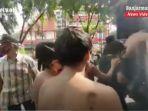 lepas-baju-dan-naik-truk-polisi-polresta-banjarmasin-kalsel-kamis-15102020.jpg