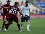 lionel-messi-melewati-hadangan-pemain-venezuela-di-perempatfinal-copa-america-2019.jpg