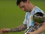 lionel-messi-menggendong-trofi-copa-america-2021-argentina.jpg