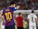 lionel-messi-tampak-kecewa-seusai-laga-barcelona-vs-valencia-dalam-final-copa.jpg