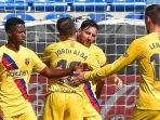 lionel-messi-tengah-dipeluk-rekan-rekan-setimnya-dalam-laga-alaves-vs-barcelona.jpg