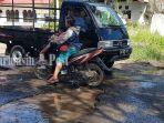 lubang-dalam-di-jalan-nasional-mengancam-pengendara-roda-dua.jpg