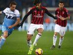 lucas-paqueta-saat-berduel-dengan-kapten-lazio.jpg